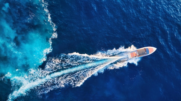 Yates de Croacia en la superficie del mar Vista aérea de un barco flotante de lujo en el mar Adriático azul en un día soleado Imagen de viaje