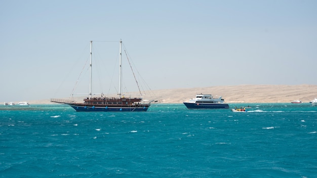 Yates de crucero en verano en el Mar Rojo, Egipto, cerca de Hurghada