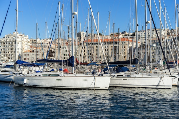 Yates de estacionamiento en el puerto en un día soleado en el puerto viejo