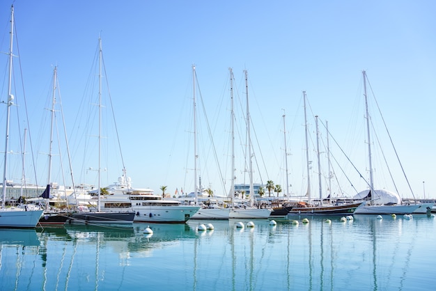 Yates de lujo amarrados en la Marina de Valencia, España