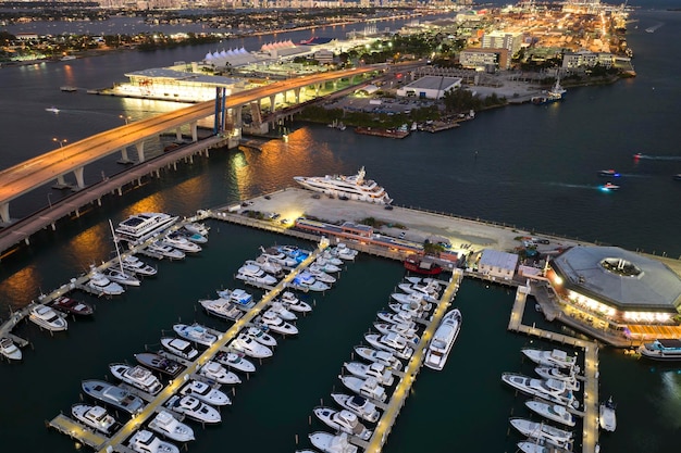 Yates de lujo atracados en el puerto de Biscayne Bay en el distrito del centro de la ciudad de Miami en Florida, EE.UU.