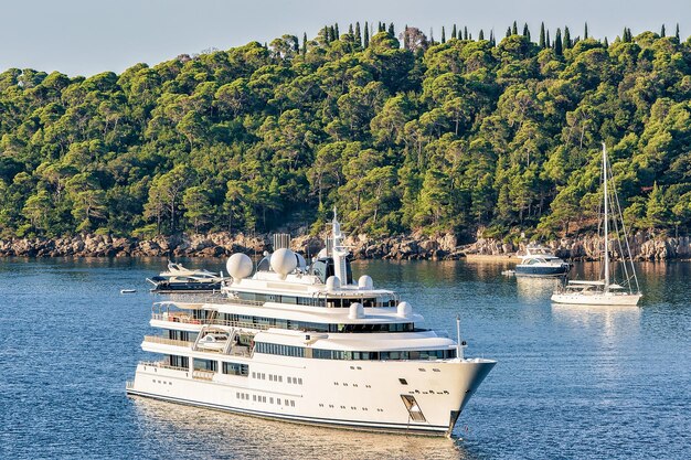 Yates de lujo en la isla de Lokrum en el Mar Adriático, Dubrovnik, Dalmacia, Croacia