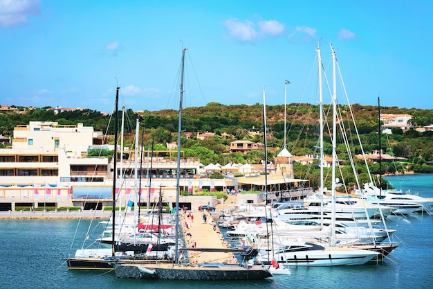 Yates de lujo en el puerto deportivo de Porto Cervo resort, Costa Smeralda, Sardina en Italia.