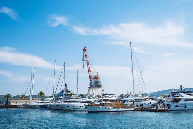 Yates en el muelle de la ciudad vacaciones de verano en el mar