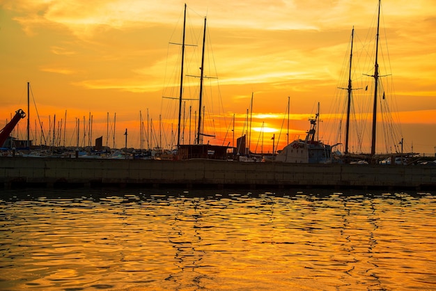 Yates en el muelle Hora del atardecer del mar