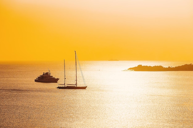 Yates en Porto Rotondo al amanecer en el Mar Mediterráneo en Costa Smeralda en Cerdeña en Italia