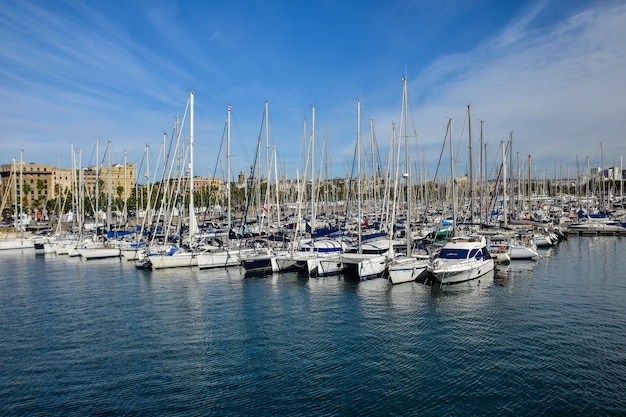 Yates en el puerto deportivo en el famoso Port Vell Barcelona España