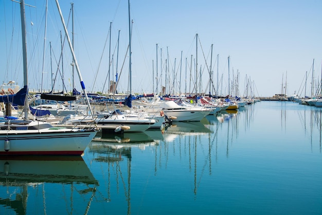 Yates en el puerto esperando Rimini Italia