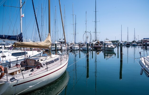 Yates en el puerto esperando Rimini Italia