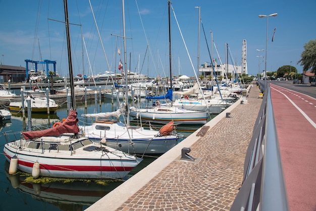 Yates en el puerto esperando Rimini Italia