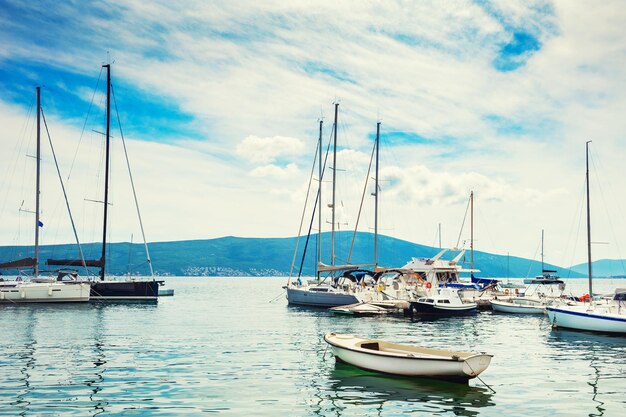 Yates en el puerto marítimo de Tivat, Montenegro. Bahía de Kotor, mar Adriático. Destino de viaje famoso.