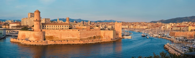 Yates que llegan al viejo puerto de Marsella al atardecer Marsella Francia