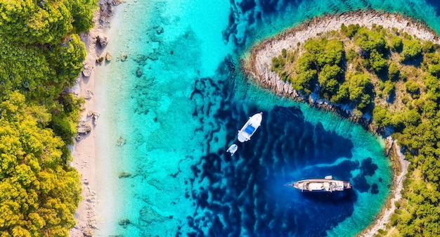Yates en la superficie del agua desde la vista superior Fondo panorámico de agua turquesa del dron Paisaje marino de verano desde el aire Imagen de viaje de Croacia