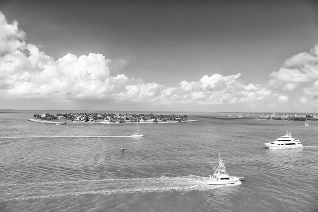 Yates turísticos flotando por isla verde en Key West Florida