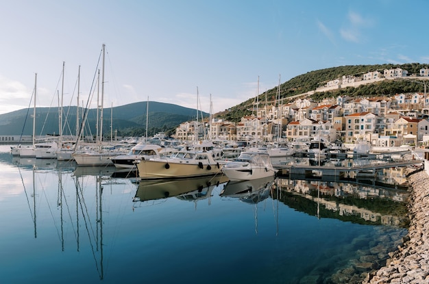 Los yates de vela están amarrados frente a la costa del complejo en la bahía de Lustica, Montenegro.