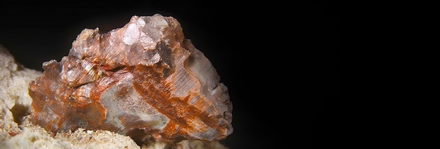 Foto yeelimit ist ein seltener kostbarer natürlicher geologischer stein auf gradienten hintergrund in low key isolate header