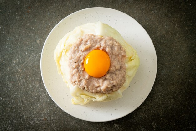 Yema de huevo y cerdo picada rellena de repollo al vapor casero