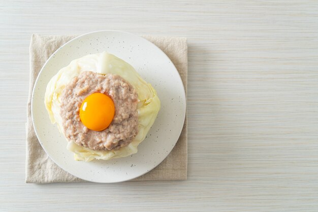 Yema de huevo y cerdo picada rellena de repollo al vapor casero