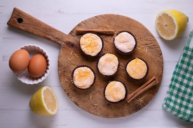 Las yemas de Santa Teresa son un postre tradicional español y se componen de azúcar y yema de huevo.