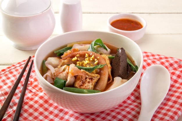 Yen ta FO, Reisnudeln in rosa Suppe, thailändische Küche