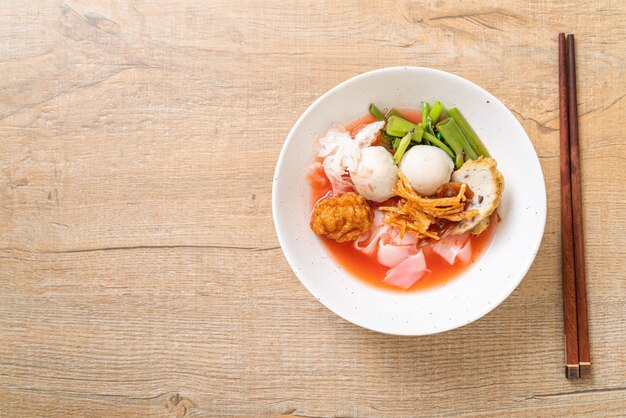 (Yen-Ta-Four) - Fideos al estilo tailandés con una variedad de tofu y bola de pescado en sopa roja