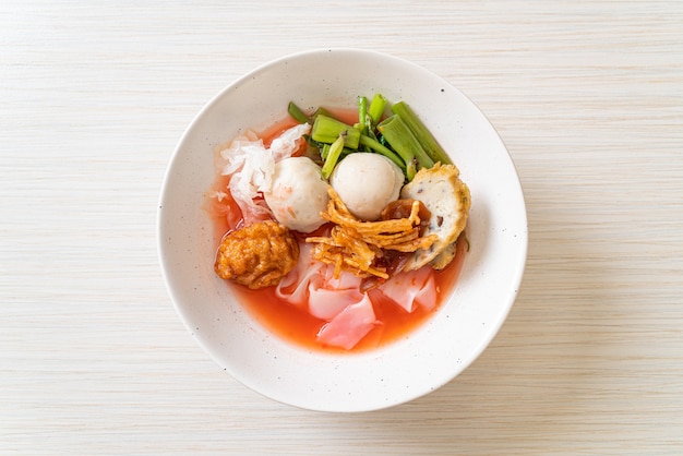 (Yen-Ta-Four) - Fideos al estilo tailandés con una variedad de tofu y bola de pescado en sopa roja