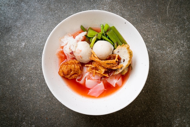 (Yen-Ta-Four) - Fideos estilo tailandés con tofu surtido y bola de pescado en sopa roja - Estilo de comida asiática