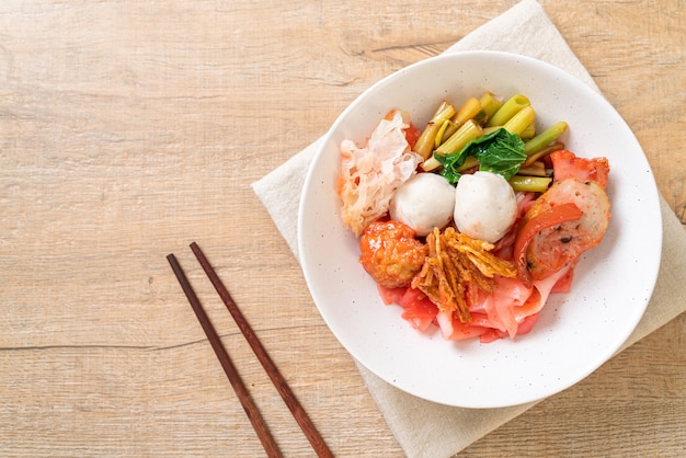 (Yen-Ta-Four) - Fideos secos al estilo tailandés con una variedad de tofu y bola de pescado en sopa roja