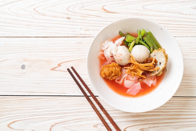 (Yen-Ta-Four) - macarrão estilo tailandês com tofu variado e bolinho de peixe na sopa vermelha