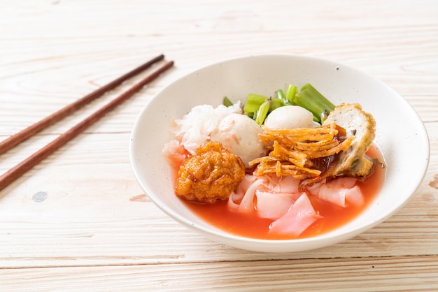 (yen-ta-four) - macarrão estilo tailandês com tofu variado e bolinho de peixe na sopa vermelha