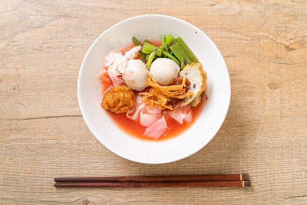 (yen-ta-four) - macarrão estilo tailandês com tofu variado e bolinho de peixe na sopa vermelha