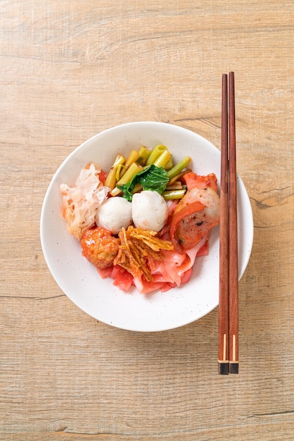 (Yen-Ta-Four) - Macarrão estilo tailandês seco com tofu sortido e bolinho de peixe na sopa vermelha - comida asiática