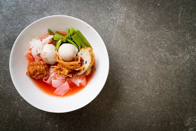 (Yen-Ta-Four) - Noodle estilo tailandês com tofu sortido e bola de peixe na sopa vermelha