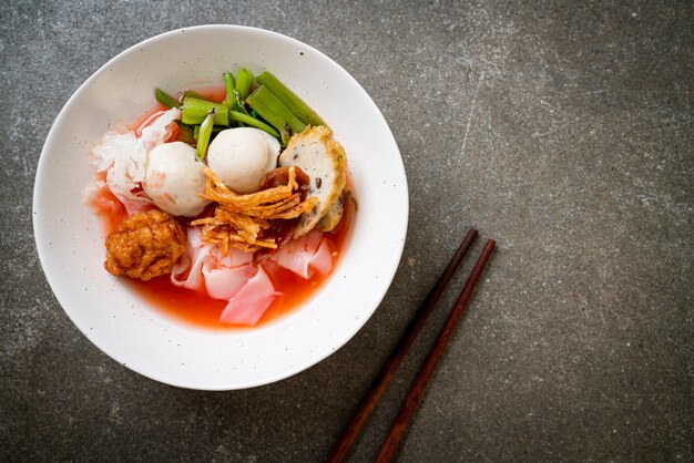 (Yen-Ta-Four) - Noodle estilo tailandês com tofu sortido e bolinho de peixe na sopa vermelha - comida asiática