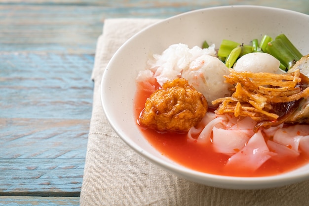 (Yen-Ta-Vier). Nudeln nach thailändischer Art mit verschiedenem Tofu und Fischbällchen in roter Suppe. Asiatischer Essensstil