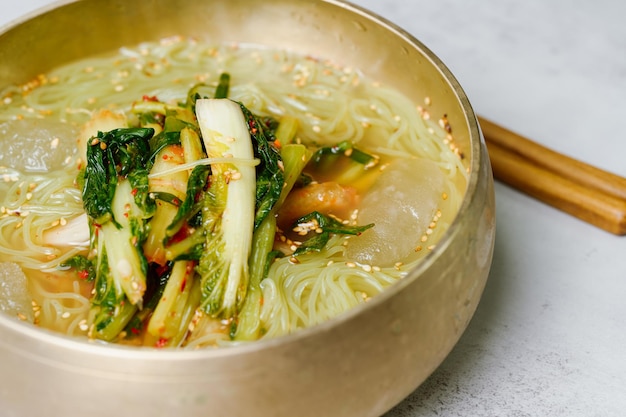 Yeolmunaengmyeon Macarrão de trigo sarraceno estilo coreano com Kimchi de rabanete YoungSummer