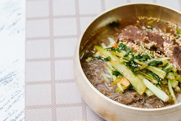 Yeolmunaengmyeon Macarrão de trigo sarraceno estilo coreano com Kimchi de rabanete YoungSummer