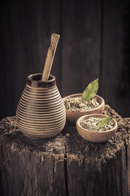 Yerba mate aromática y sabrosa con bombilla y calabaza