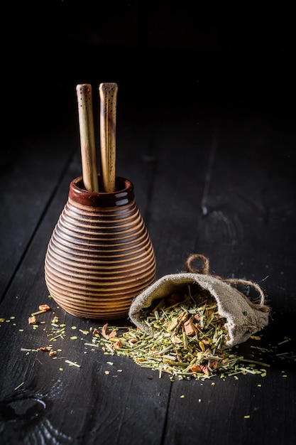 Yerba mate energizante a base de hojas secas frescas