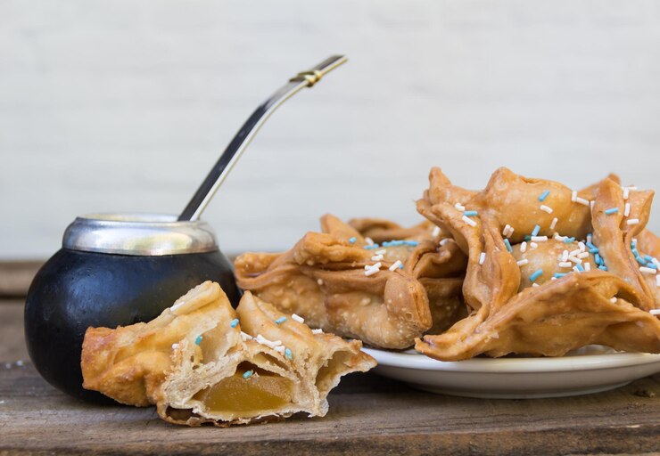 Yerba mate y pasteles fritos símbolos de la tradición argentina