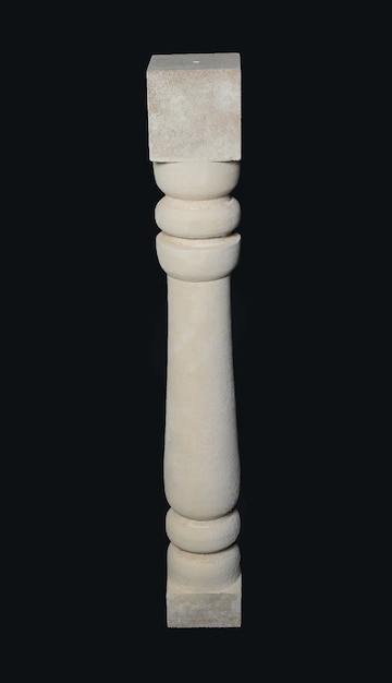 Yeso elegante columna de piedra aislada