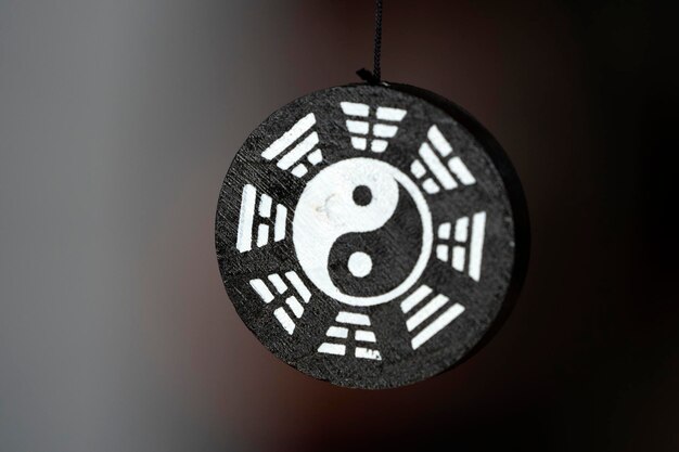 Foto yin-yang-symbol-anhänger isoliert