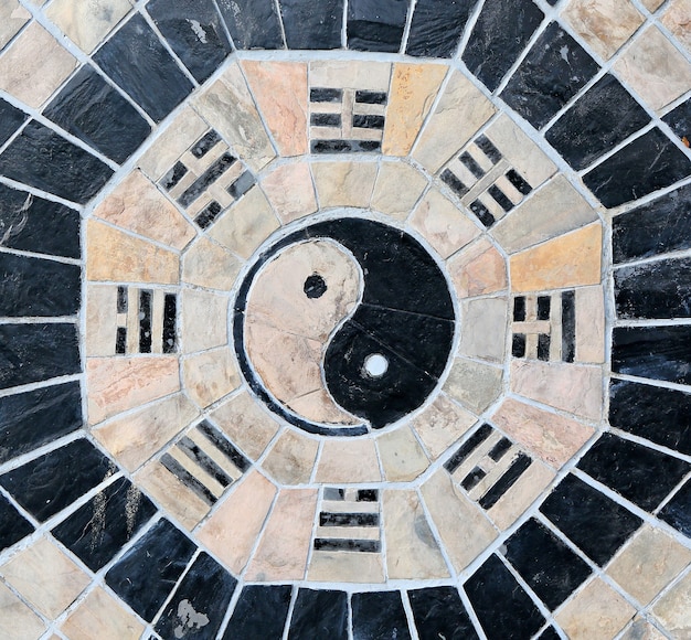 Yin Yang Symbol auf Steinhintergrund