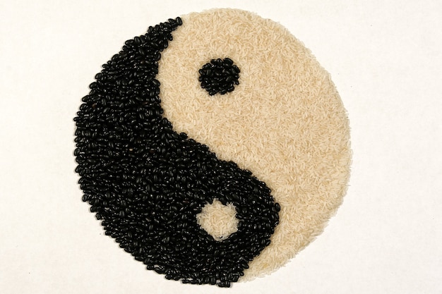 Yin Yang Symbol gebildet durch Reiskörner und Bohnen