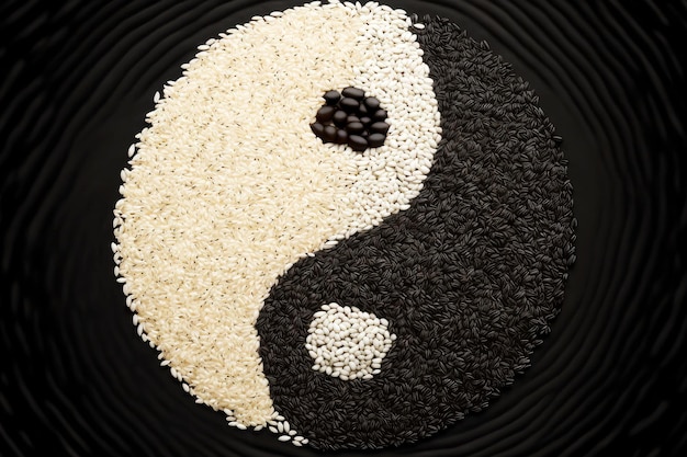 Yinyang-Symbol aus Reis auf schwarzem Hintergrund