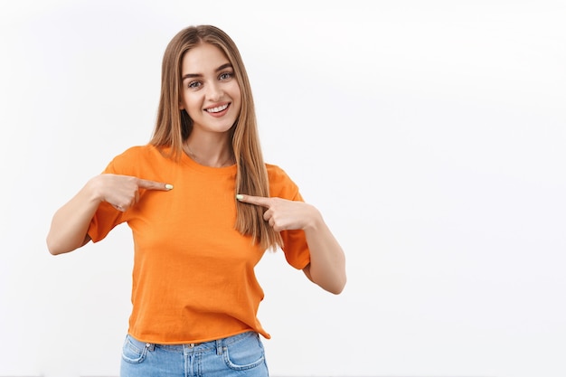 Foto yo es todo lo que necesitas. retrato de chica rubia guapa segura apuntando a sí misma