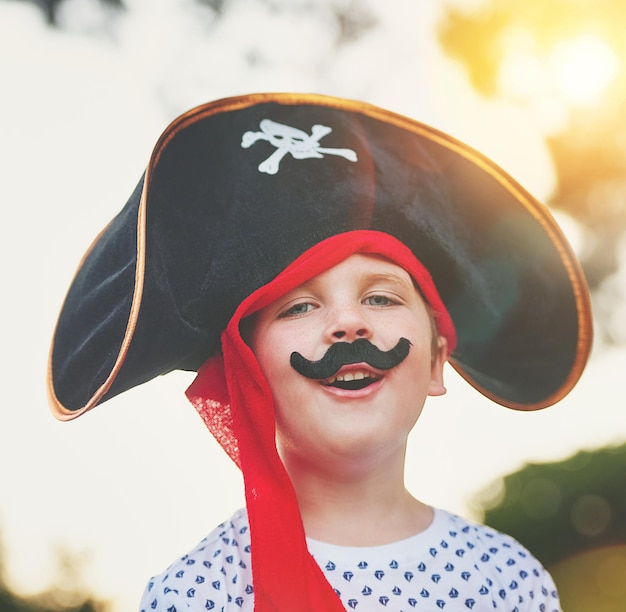 Foto yo ho yo ho una vida de piratas para mí retrato de un lindo niño pequeño posando afuera mientras está vestido como un pirata