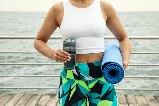 Foto yoga al aire libre con concepto de mujer joven de salud y cuidado del cuerpo