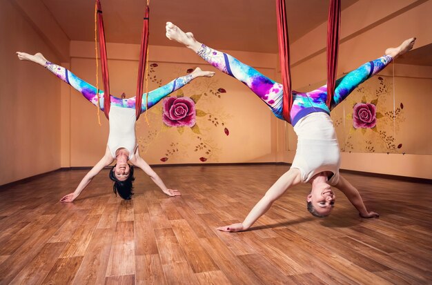 Yoga antigravedad en hamaca