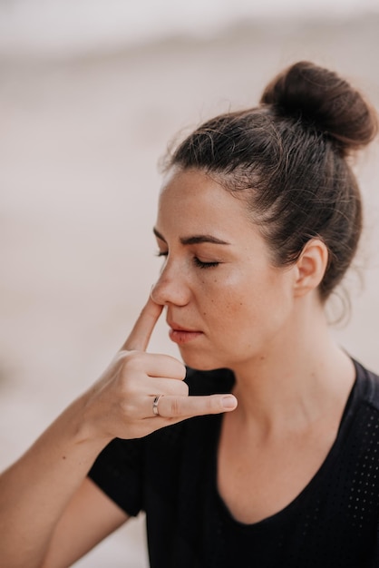 Foto yoga-asanen vor dem hintergrund der morgendämmerung